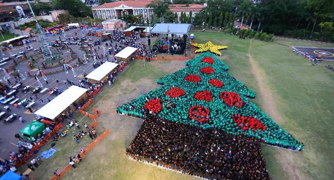 The largest human Christmas tree, which has set a new Guinness World Record, at the Plaza La Democracia, in Tegucigalpa, Honduras on Dcember 1, 2014 ( Presidencia/AFP )