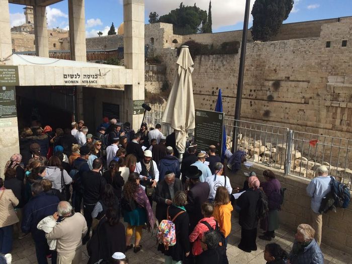 Residents of the Amona outpost gather near the Temple Mount in Jerusalem, December 1, 2016 Jonathan Benedek