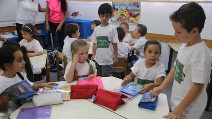 Israeli children begin their new school year, September 1, 2014 Ynet/ Moti Kimchi