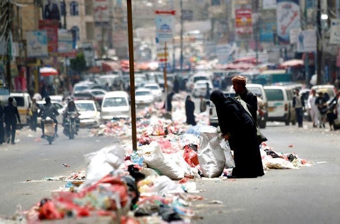 Yemen war pushes country 'towards the edge of a cliff' Yemen war pushes country 'towards the edge of a cliff'