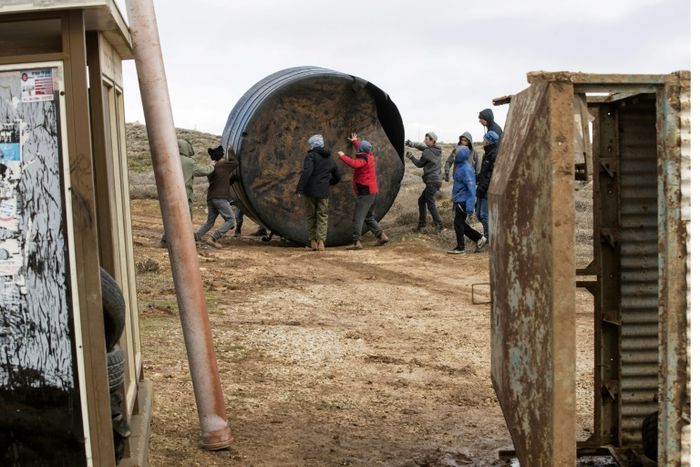 Des jeunes bloquent l'entrée de l'implantation d'Amona en Cisjordanie le 15 décembre 2016 qui devrait être prochainement évacuée par les forces de sécurité