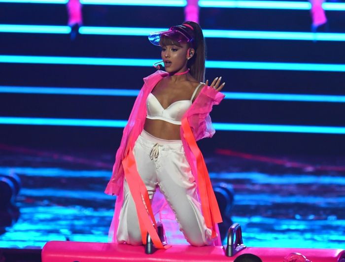 Ariana Grande performs 'Somewhere Over the Rainbow', consoles sobbing fan in Manchester
