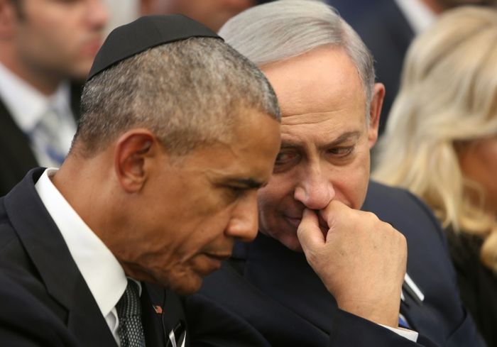 Israeli Prime Minister Benjamin Netanyahu (R) talks with US President Barack Obama at the Mount Herzl national cemetery in Jerusalem during the funeral of former Israeli president Shimon Peres on September 30, 2016 Menahem Kahana (Pool/AFP)
