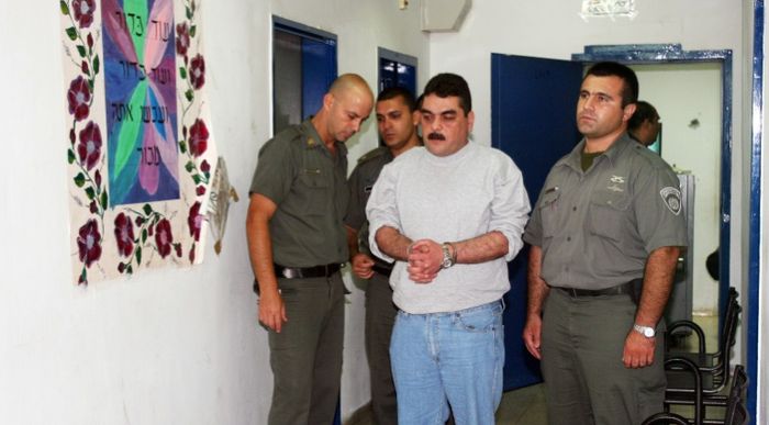 Le Libanais Samir Kuntar (c), escorté par des gardiens israéliens, va être libéré de la prison de Hadarim, le 16 juillet 2008