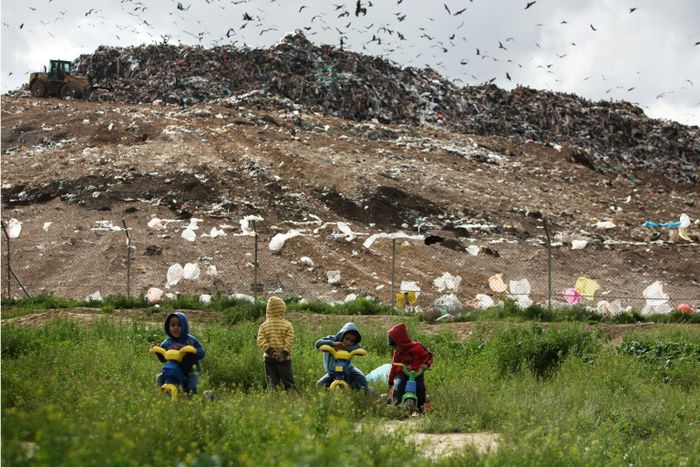 Bedouin Arab children play in front of Dudaim landfill in the south of Israel, February 7, 2016 MENAHEM KAHANA (AFP/Archives)