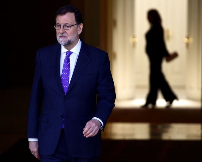 Spain's new leader is sworn in, faces Catalan conundrum Spain's new leader is sworn in, faces Catalan conundrum