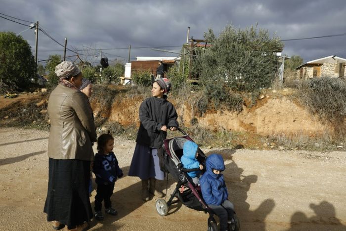 Des habitants de l'implantation d'Amona, en Cisjordanie, le 15 décembre 2016