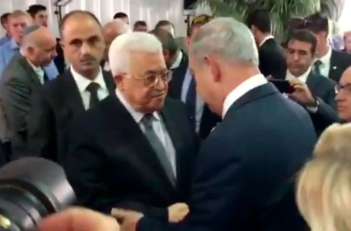 Capture d'écran d'une vidéo fournie par le porte-parole du Premier ministre israélien, de la poignée de main entre Mahmoud Abbas et Benyamin Netanyahou lors des obsèques de Shimon Peres le 30 septembre 2016 à Jérusalem HO (Israeli Prime Minister's spokesman/AFP)