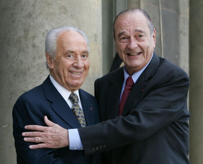 Shimon Peres reçu à l'Elysée par l'ancien président Jacques Chirac, le 18 avril 2005 PATRICK KOVARIK (AFP/Archives)