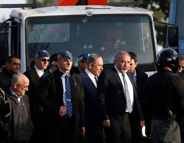 Le Premier ministre israélien Benjamin Netanyahu sur le site d'une attaque au camion, le 8 janvier 2017 à Jérusalem AHMAD GHARABLI (AFP)