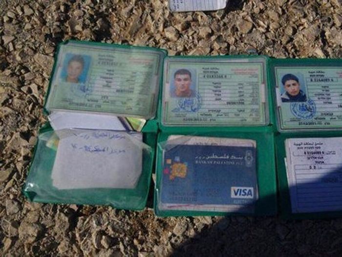 Les cartes d'identité des trois terroristes palestiniens auteurs de l'attaque à Jérusalem le 3 février 2016