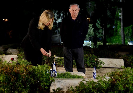 Benyamin netanyahou et son épouse Sara se recueille sur la tombe de Yoni Netanyahou - Government Press Office - Avi Ohayon Government Press Office - Avi Ohayon