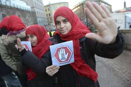 Environ 1 000 personnes étaient rassemblées comme ici dans la capitale pour manifester contre l'islamophobie naissante dans le pays. En 2014, au moins une douzaine d'attaques contre des mosquées a été recensée. «Ne touchez pas à ma mosquée», s'écriaient l - AFP AFP