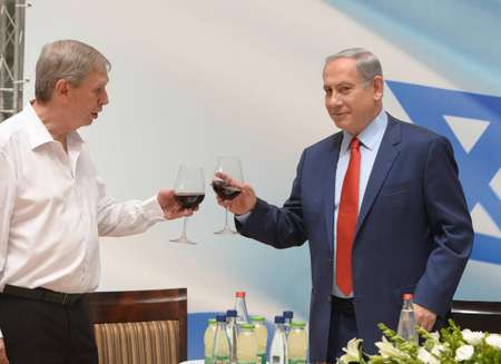 Benyamin Netanyahou et le directeur du Mossad Tamir Pardo lors des célébrations du 65ème anniversaire de l'agence - PMO/i24news PMO/i24news
