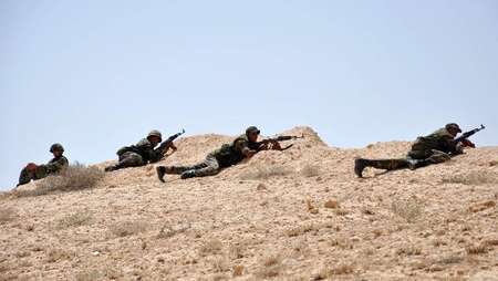 Des soldats syriens engagés dans des combats contre l'Etat islamique au nord-est de Palmyre le 17 mai 2015 - Str (AFP) Str (AFP)