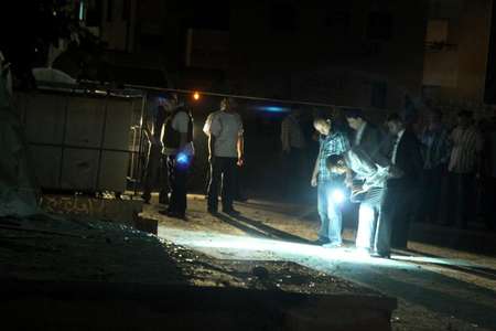 محققون يتفقدون موقع سقوط صةاريخ في شمال سيناء في 13 تموز/يوليو 2014-ATTACK ا ف ب