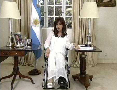 - - (AFP) - La présidente argentine Cristina Kirchner annonce à la télévision, le 26 janvier 2015 à Buenos Aires, qu'elle va dissoudre le principal service de renseignement du pays ( - - (AFP) ) La présidente argentine Cristina Kirchner annonce à la télévision, le 26 janvier 2015 à Buenos Aires, qu'elle va dissoudre le principal service de renseignement du pays ( - - (AFP) )