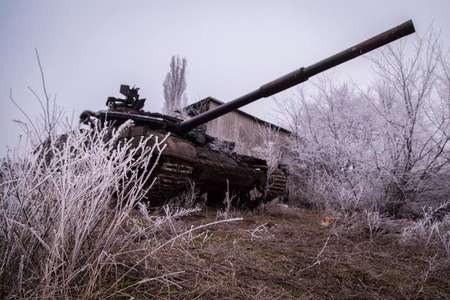 Un tank de l'armée ukrainienne est garé près du village de Peski, dans la région de Donetsk, le 16 février 2015 ( Oleksandr Ratushniak (AFP) )