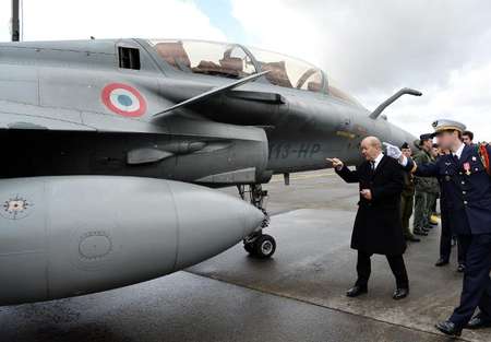 Le ministre de la Défense, Jean-Yves Le Drian devant un Rafale, le 12 avril 2013 sur une base aérienne française - Miguel Medina (AFP) Miguel Medina (AFP)