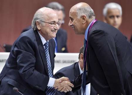 Le président de la Fifa, Sepp Blatter (g), et le président de la fédération palestinienne, Jibril Rajoub, se saluent - MICHAEL BUHOLZER (AFP) MICHAEL BUHOLZER (AFP)