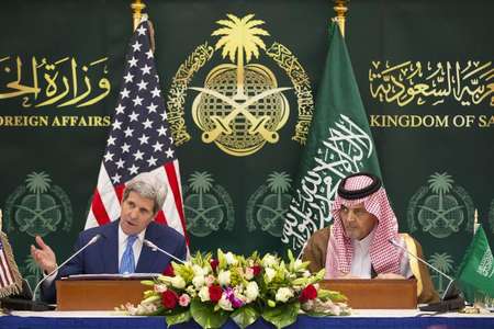 Le secrétaire d'Etat John Kerry (g) et le ministre saoudien des Affaires étrangères Saoud Al-Fayçal, lors d'une conférence de presse à Ryad, le 5 mars 2015 - Evan Vucci (POOL/AFP) Evan Vucci (POOL/AFP)