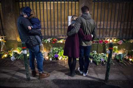 Des personnes se recueillent devant la synagogue de Copenhague, le 15 février 2015 - Odd Andersen (AFP) Odd Andersen (AFP)