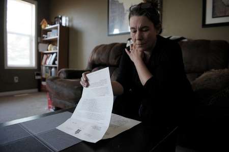 Christianne Boudreau, habitante de Calgary, relit la lettre qui lui a annoncé, en novembre 2014, la mort en Syrie de son fils, Damian Clairmont, parti combattre avec le groupe EI ( Clement Sabourin (AFP) )