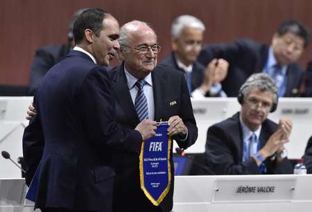 Les deux candidats en lice pour la présidence de la Fifa: le sortant Sepp Blatter (d) et le prince jordanien Ali bin al Hussein - MICHAEL BUHOLZER (AFP) MICHAEL BUHOLZER (AFP)