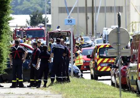 La police et les pompiers à l'entrée du site d'Air Products - PHILIPPE DESMAZES (AFP) PHILIPPE DESMAZES (AFP)