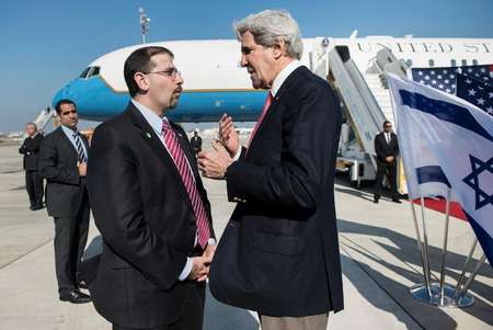John Kerry (D) et l'ambassadeur américain en Israël Daniel Shapiro le 6 janvier 2014 à l'aéroport Ben Gourion à Tel Aviv - Brendan Smialowski (Pool/AFP) Brendan Smialowski (Pool/AFP)