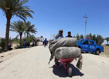 Des habitants de Ramadi fuient devant l'offensive lancée par le groupe Etat islamique, le 16 mai 2015<br />
 ( SABAH ARAR (AFP) )