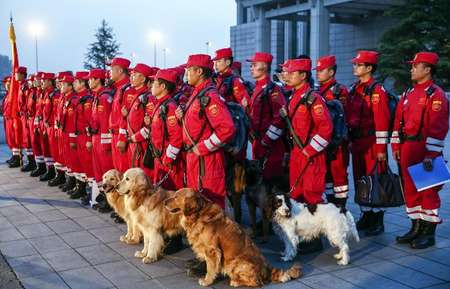 Des secouristes chinois s'apprêtent à quitter Pékin pour rejoindre le Népal frappé par un séisme qui a fait au moins 2.000 morts, le 26 avril 2015 sur l'aéroport de Pékin ( AFP )