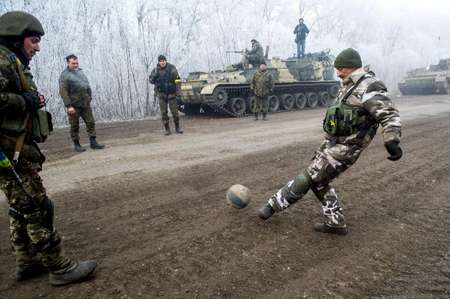 Des soldats ukrainiens jouent au foot à Svitlodarsk près de Debatsleve le 15 février 2015 ( Voldymyr Shuvayev (AFP) )