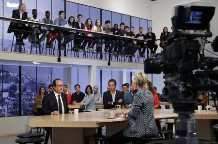 Le président François Hollande (g) interrogé par Maitena Biraben dans l'émission Le Supplément sur Canal +, le 19 avril 2015 à Paris - PHILIPPE WOJAZER (POOL/AFP) PHILIPPE WOJAZER (POOL/AFP)