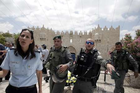 Des forces de sécurité israéliennes sont présentes à la Porte de Damas à Jérusalem où un policier israélien a été grièvement blessé au couteau par un Palestinien le 21 juin 2015 - AHMAD GHARABLI (AFP) AHMAD GHARABLI (AFP)