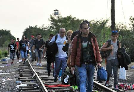 ELVIS BARUKCIC (AFP) - Migrants et réfugiés marchent le 15 septembre 2015 le long de la voie ferrée près de Horgos en Serbie ( ELVIS BARUKCIC (AFP) ) Migrants et réfugiés marchent le 15 septembre 2015 le long de la voie ferrée près de Horgos en Serbie ( ELVIS BARUKCIC (AFP) )