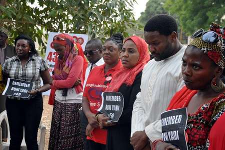 Des membres d'une association portent des pancartes en souvenir des lycéennes enlevées par Boko Haram dans l'Etat de Yobe, lors d'une manifestation à Abuja le 25 février 2015 - AFP/Archives AFP/Archives