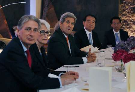 (De gauche à droite) Les chefs de la diplomatie avec le Britannique Philip Hammond, l'Américaine Wendy Sherman, l'Américain John Kerry et le Chinois Li Baodong durant une rencontre sur le nucléaire iranien, le 28 juin 2015 à Vienne - CARLOS BARRIA (POOL/AFP) CARLOS BARRIA (POOL/AFP)