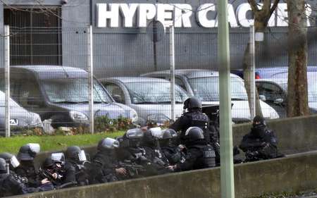 Les forces de police sont déployés devant le supermarché Hyper Cacher où se déroule une prise d'otages près de la Porte de Vincennes à Paris - Eric Fefeberg (AFP) Eric Fefeberg (AFP)