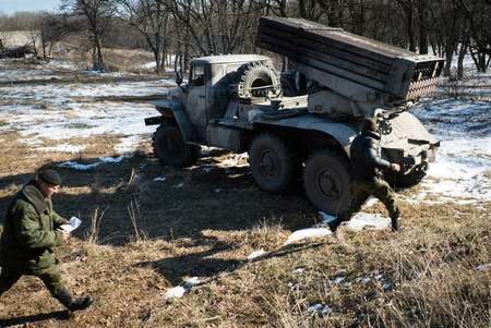 Des rebelles prorusses à Gorlivka, dans la région de Donetsk s'apprêtent à lancer des missiles le 13 février 2015 ( Andrey Borodulin (AFP) )