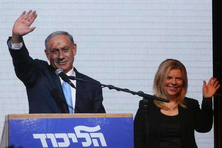 Le Premier ministre israélien Benjamin Netanyahu (g) et son épouse Sara salue ses partisans le 17 mars 2015 à Tel Aviv - Menahem Kahana (AFP) Menahem Kahana (AFP)