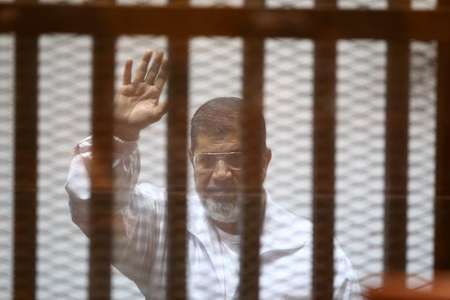 Ahmed Ramadan (AFP/Archives) - L'ancien président égyptien islamiste Mohamed Morsi lors d'un procès au Caire le 7 décembre 2014 ( Ahmed Ramadan (AFP/Archives) ) L'ancien président égyptien islamiste Mohamed Morsi lors d'un procès au Caire le 7 décembre 2014 ( Ahmed Ramadan (AFP/Archives) )
