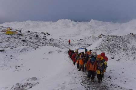 Des secouristes transportent sur l'Everest une personne blessée par l'avalanche provoquée par le séisme le 26 avril 2015 ( ROBERTO SCHMIDT (AFP) )