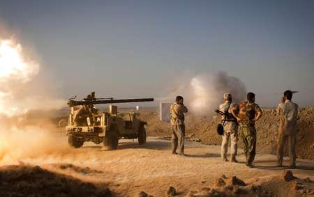 Des combattants peshermga kurdes irakiens lors d'affrontements contre des insurgés de l'Etat islamique, le 31 août 2014 à Tuz Khurmatu, au sud de Kirkouk - J.M Lopez (AFP) J.M Lopez (AFP)