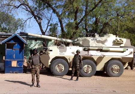 Des soldats camerounais en patrouille, le 3 février 2015 à Fokotol, à la frontière avec le Nigeria ( Stephane Yas (AFP/Archives) )