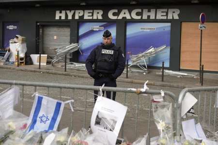 A policeman stands guards on January 21, 2015, in front the Hyper Cacher kosher supermarket where jihadist gunman Amedy Coulibaly killed four people on January 9, 2015 in Paris - Eric Feferberg (AFP) Eric Feferberg (AFP)