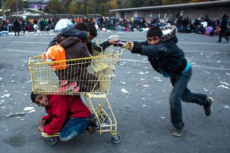 Des enfants à la frontière entre la Slovénie et l'Autriche le 22 octobre 2015 - Vladimir Simicek (AFP) Vladimir Simicek (AFP)