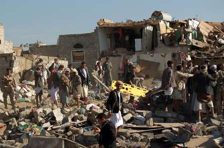 Des civils et des secouristes fouillent les décombres près de l'aéroport de Sanaa, le 26 mars 2015 après des bombardements aériens saoudiens en soutien au président yémenite - Mohammed Huwais (AFP) Mohammed Huwais (AFP)