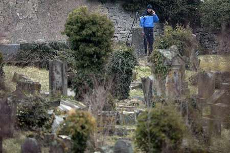 Un gendarme enquête au cimetière juif de Sarre-Union (Bas-Rhin) dont les tombes ont été profanées, le 16 février 2015 - Frederick Florin (AFP) Frederick Florin (AFP)