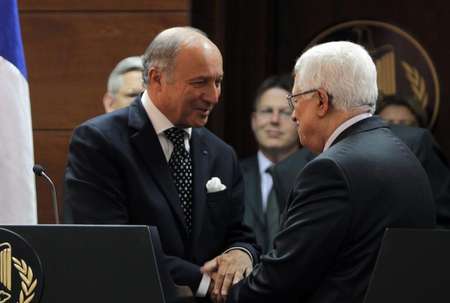 Le ministre des Affaires étrangères Laurent Fabius le ministre français des Affaires étrangères (g) et le président de l'Autorité palestinienne Mahmoud Abbas (d), lors d'une rencontre à Ramallah le 24 août 2013 - Abbas Momani (AFP) Abbas Momani (AFP)